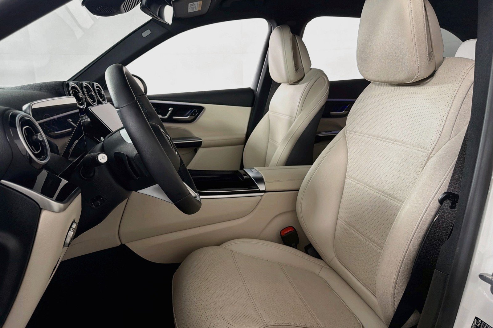 Certified 2025 Mercedes-Benz GLC 350e 4MATIC w/ Driver Assistance Package image 19