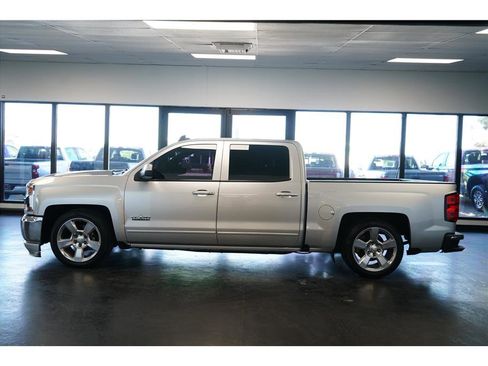Used 2018 Chevrolet Silverado 1500 LT w/ Texas Edition RWD image 4