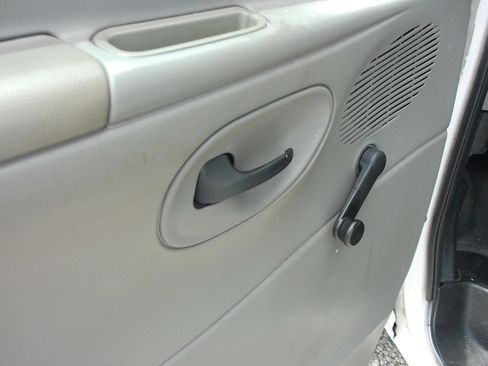 Used 2003 Ford E-250 and Econoline 250 Extended RWD image 9