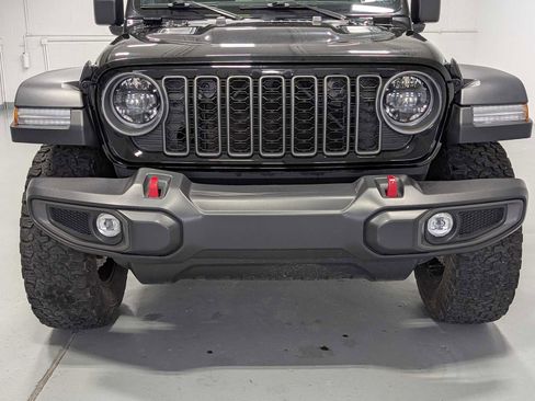 Used 2025 Jeep Wrangler Unlimited Rubicon w/ Convenience Group AWD/4WD image 2