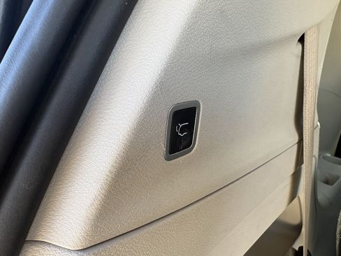 Used 2023 Chrysler Pacifica Touring-L FWD image 16