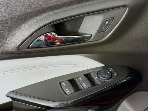 Used 2025 Chevrolet Trax LT w/ LT Convenience Package image 18