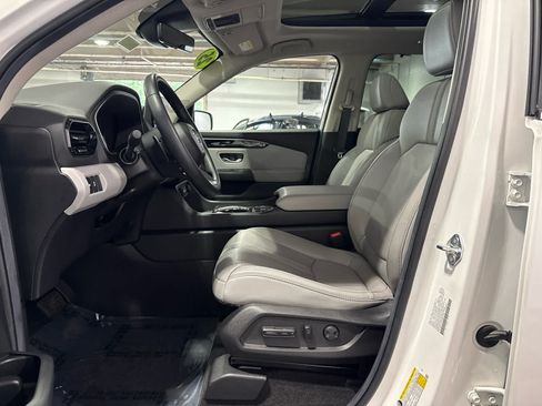 Used 2025 Honda Pilot Touring image 4