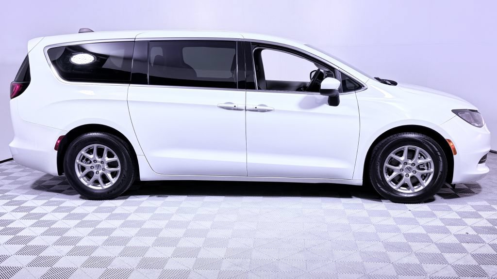 Used 2023 Chrysler Voyager LX FWD image 2
