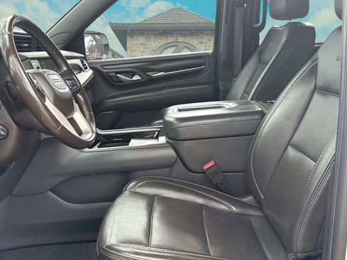 Used 2022 GMC Yukon XL Denali w/ Denali Premium Package image 8