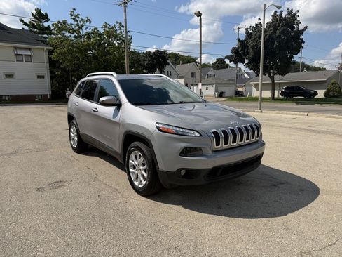 Used 2018 Jeep Cherokee Latitude Plus w/ Cold Weather Group AWD/4WD image 1