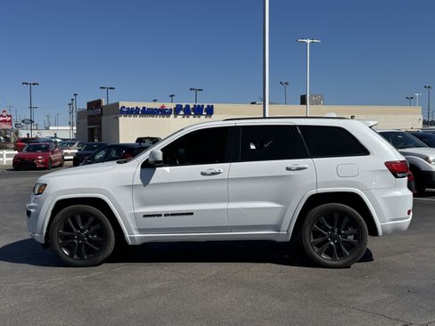 Used 2017 Jeep Grand Cherokee Altitude image 13