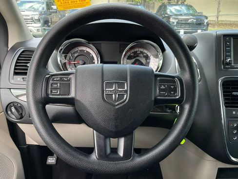 Used 2018 Dodge Grand Caravan SE w/ UConnect Hands-Free Group FWD image 16