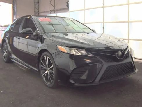 Used 2020 Toyota Camry SE FWD image 2