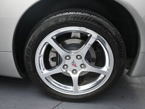 Used 2004 Chevrolet Corvette Convertible w/ Preferred Equipment Group RWD image 32