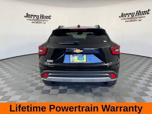 Used 2025 Chevrolet Trax LT FWD image 8