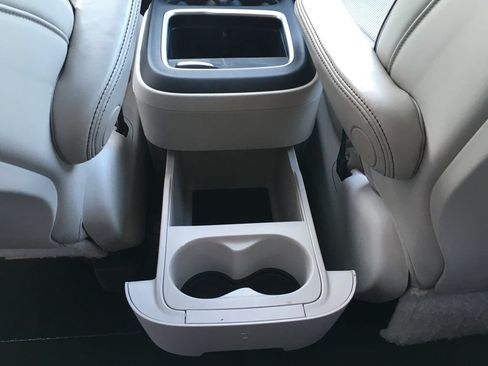 Used 2017 Chrysler Pacifica Limited FWD image 24