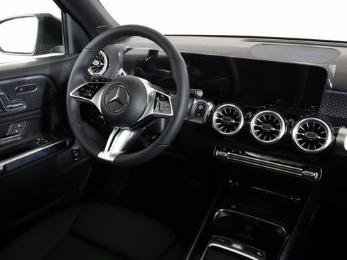 Used 2025 Mercedes-Benz GLB 250 4MATIC image 3
