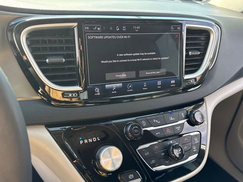 Used 2024 Chrysler Pacifica Touring-L image 23