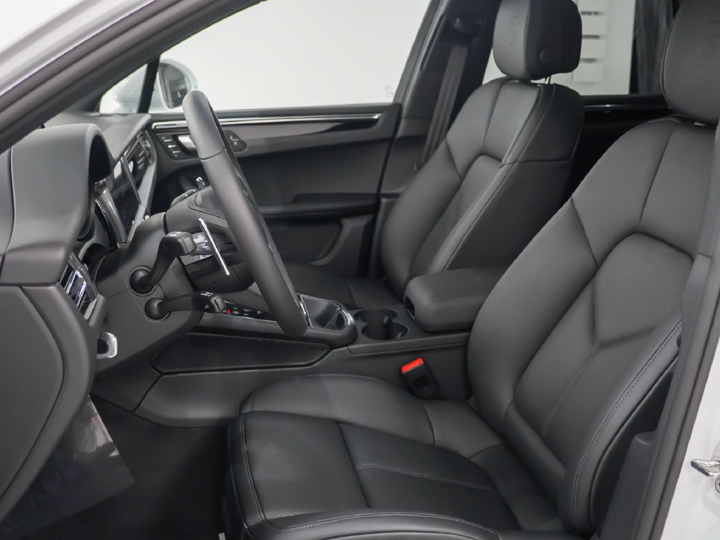 Certified 2026 Porsche Macan AWD/4WD image 5