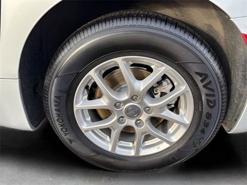 Used 2024 Chrysler Pacifica Touring-L image 10