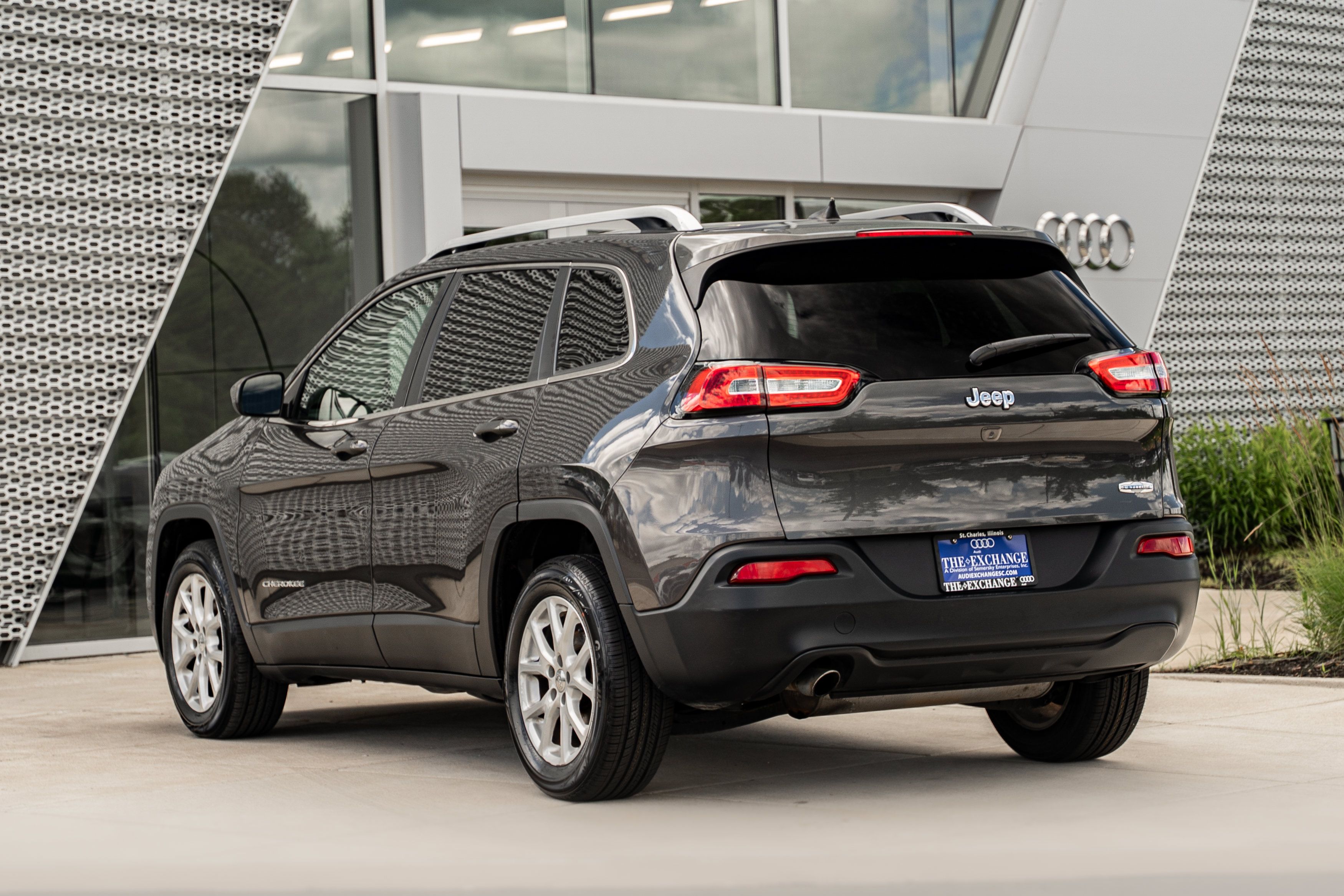 Used 2016 Jeep Cherokee Latitude w/ Cold Weather Group FWD image 5