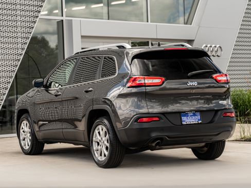 Used 2016 Jeep Cherokee Latitude w/ Cold Weather Group FWD image 5