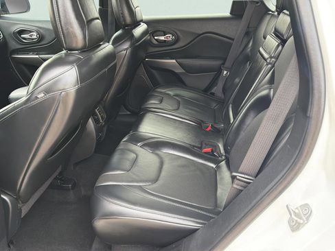 Used 2019 Jeep Cherokee Limited image 24