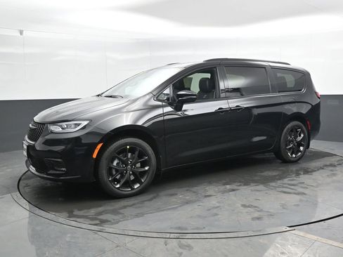 New 2026 Chrysler Pacifica Limited w/ S Appearance Package AWD/4WD image 6