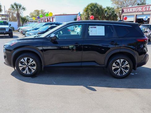 Used 2022 Nissan Rogue SV image 2