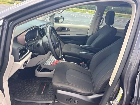 Used 2023 Chrysler Voyager LX FWD image 9