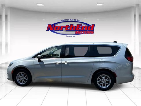 Used 2023 Chrysler Voyager LX FWD image 4