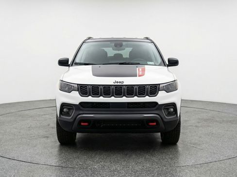 Used 2025 Jeep Compass Trailhawk AWD/4WD image 2