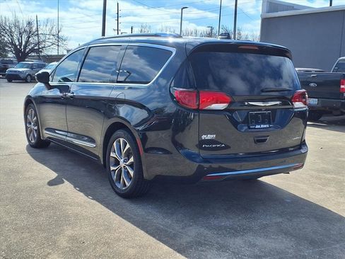 Used 2020 Chrysler Pacifica Limited image 3