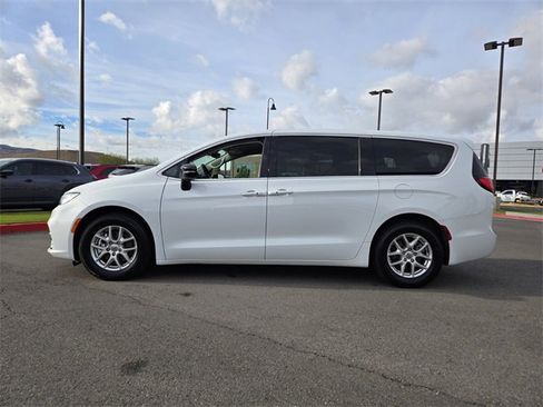 Used 2024 Chrysler Pacifica Touring-L image 3
