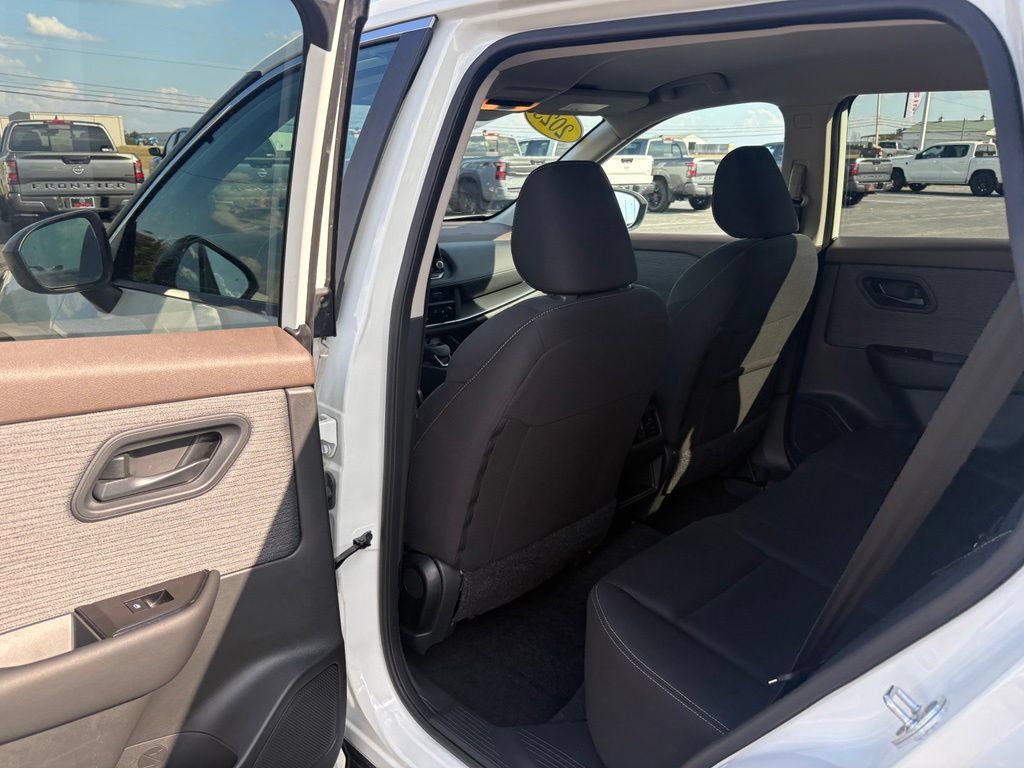 Used 2023 Nissan Rogue S AWD/4WD image 24