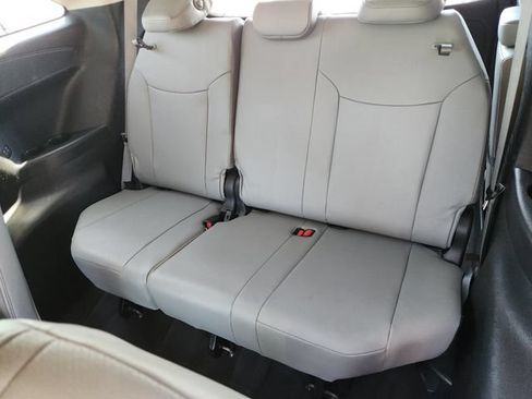 Used 2025 Toyota Sienna XLE FWD image 26