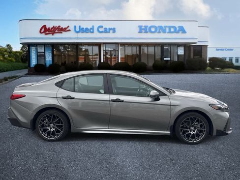 Used 2025 Toyota Camry SE AWD/4WD image 6