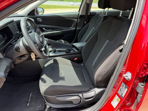 Certified 2025 Hyundai Elantra SE image 10