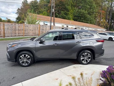 Used 2022 Toyota Highlander XLE image 11