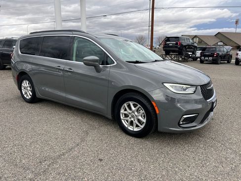 Used 2022 Chrysler Pacifica Touring-L image 7