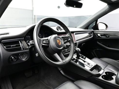 Certified 2022 Porsche Macan image 4