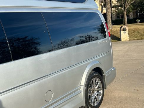 Used 2022 Chevrolet Express 2500 Extended w/ Enhanced Convenience Package image 8