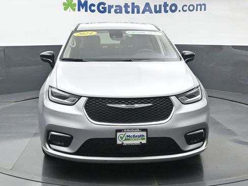 Used 2024 Chrysler Pacifica Touring-L image 4