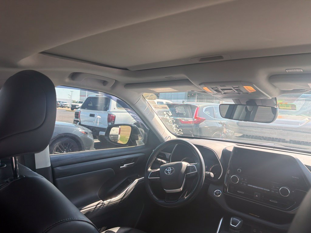 Used 2023 Toyota Highlander XLE FWD image 9