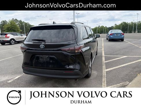 Used 2024 Toyota Sienna XLE FWD image 12