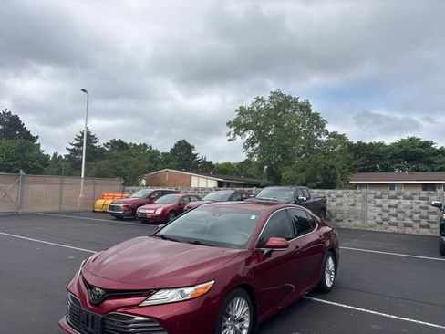 Used 2018 Toyota Camry XLE FWD image 2