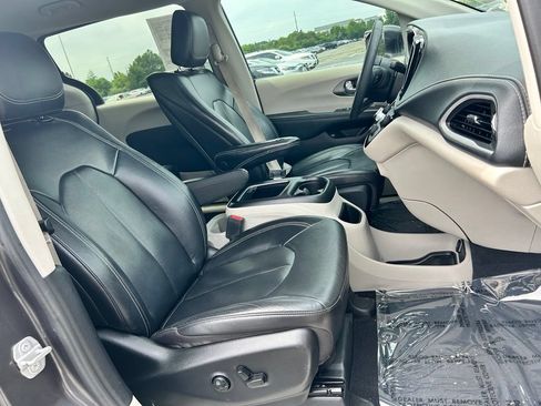Used 2022 Chrysler Pacifica Touring-L w/ Uconnect Theater Family Group FWD image 11