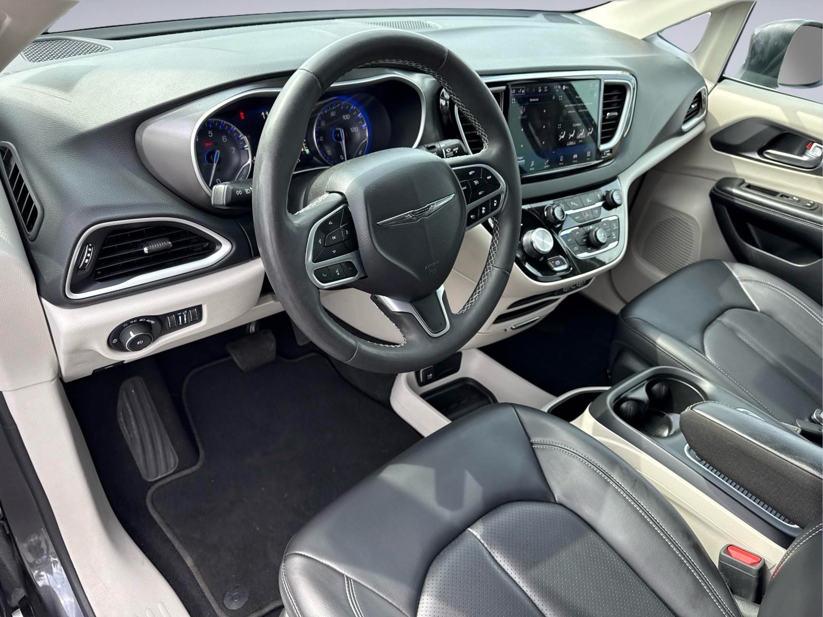 Used 2023 Chrysler Pacifica Touring-L FWD image 13