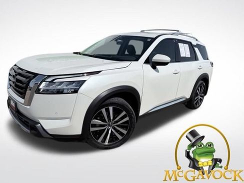Certified 2024 Nissan Pathfinder Platinum FWD image 1