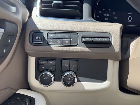 Used 2023 GMC Yukon XL Denali AWD/4WD image 25