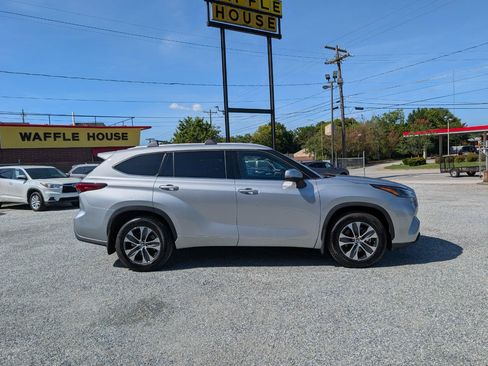 Used 2022 Toyota Highlander XLE AWD/4WD image 5