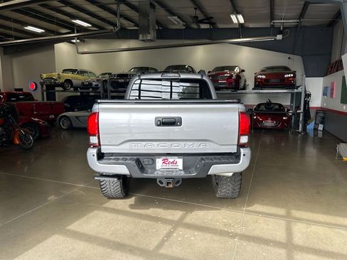 Used 2019 Toyota Tacoma TRD Sport image 5