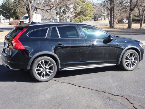 Used 2016 Volvo V60 T5 Cross Country Platinum image 4