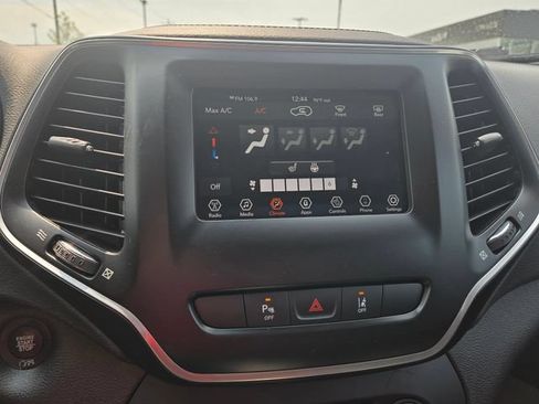Used 2021 Jeep Cherokee Latitude Plus AWD/4WD image 19
